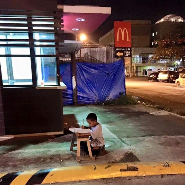【世界中に拡散された１枚の写真！】マクドナルドの灯りで勉強するフィリピンの少年に心動かされる人が続出！！